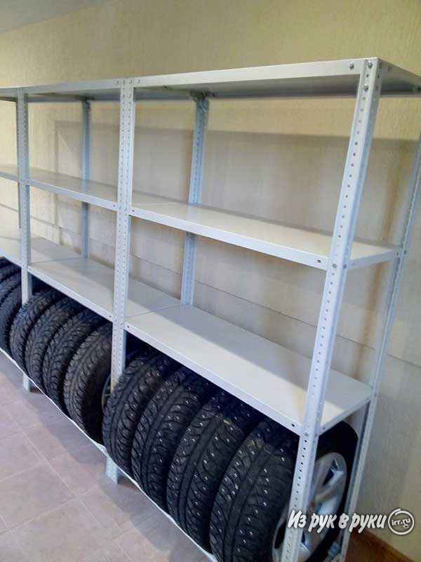 Металлический или деревянный стеллаж для колес в гараж