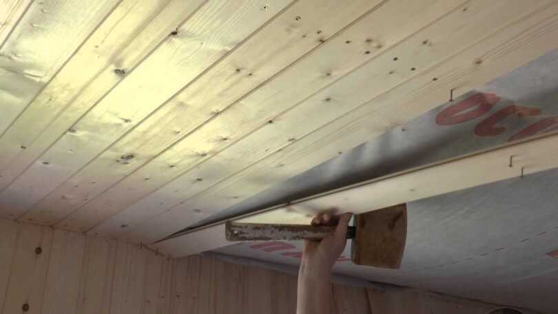Черновой потолок по деревянным балкам — как правильно подшить доской в частном доме, черновая отделка потолка в деревянном доме, подшивка фанерой по балкам, как сделать