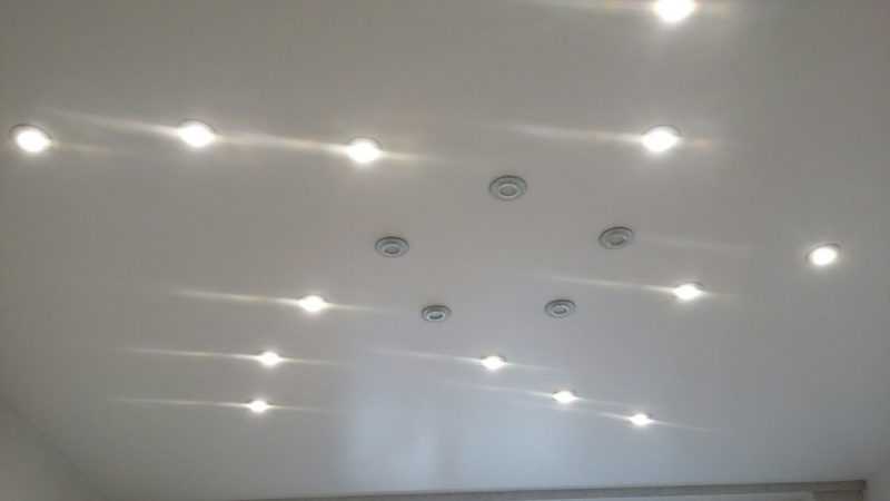 Лампочки для натяжных потолков необходимо выбирать очень тщательно. Каким должно быть расположение светодиодных ламп на потолке Какие варианты освещения комнаты можно выбрать Каким может быть дизайн