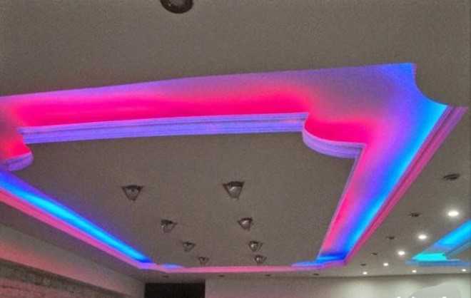 Потолочный плинтус с подсветкой (57 фото): для светодиодной ленты и другие варианты на потолок, установка карнизов для натяжных и других потолков