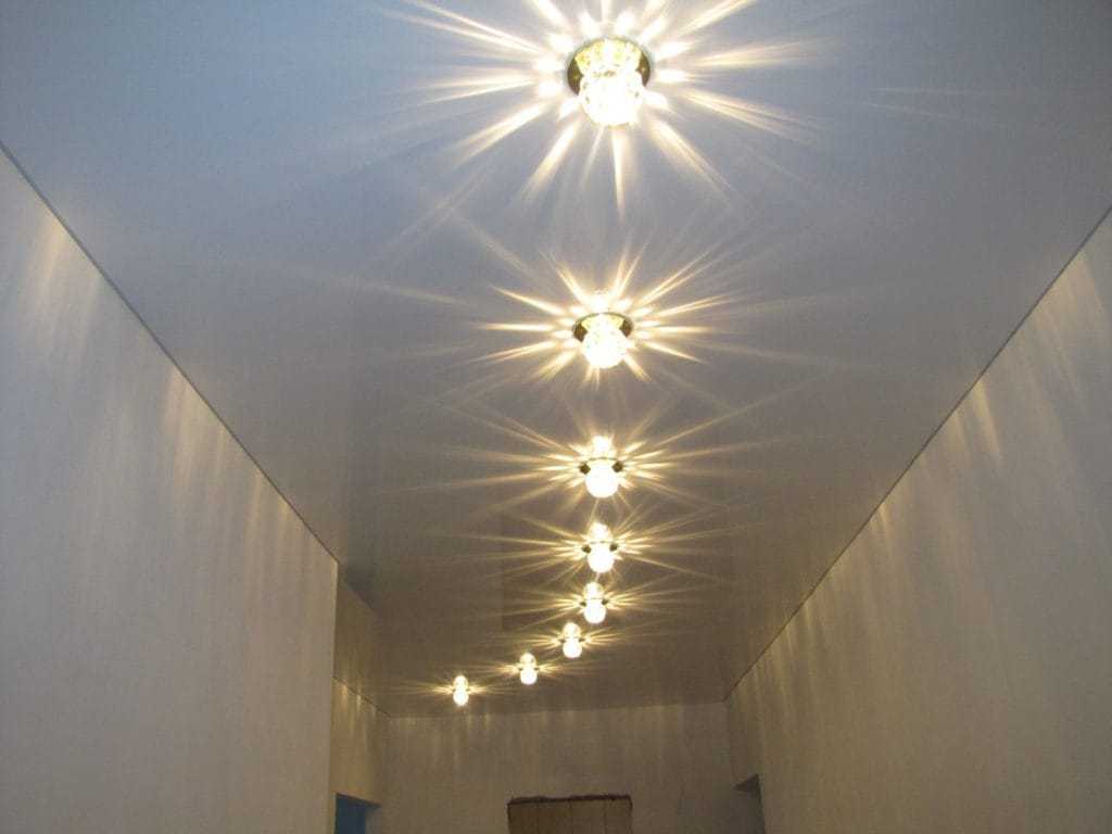 Потолочные светильники в спальню (31 фото): расположение в интерьере, как правильно расположить на потолке спальни