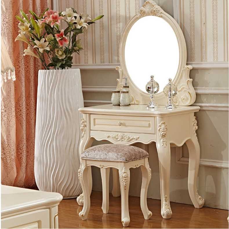 Белый туалетный столик (42 фото): маленький стол с ящиками в спальню в стиле прованс и угловая модель в глянце с оформлением под классику