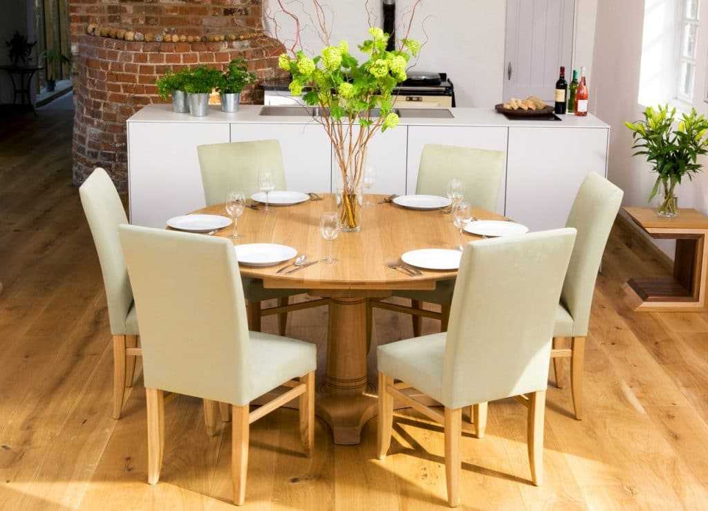 Мраморные столы: плюсы и минусы мебели Популярные дизайны кухонных обеденных столов  из мрамора с круглой столешницей и кофейных столиков Стильные примеры в интерьере