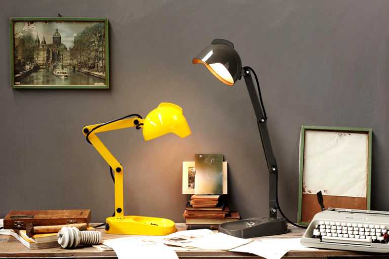 Светильник на прищепке – функциональное изделие, чаще всего это – настольная светодиодная лампа для чтения книг и вышивания Каковы особенности такого осветительного прибора
