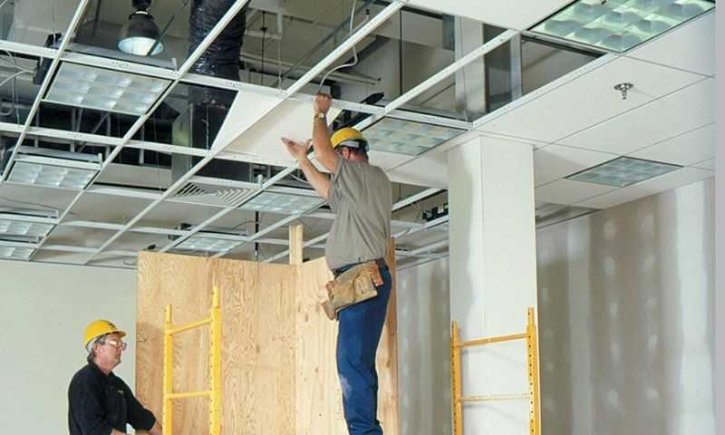 Демонтаж подвесного потолка вполне можно выполнить самостоятельно, но для этого нужны определенные навыки. Как разобрать реечную конструкцию самостоятельно Как справиться с кассетным и плитным потолком