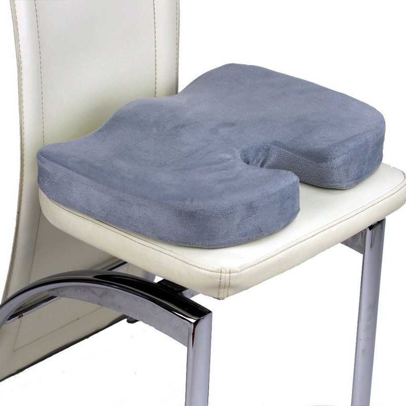 Выбираем ортопедическую подушку на стул; кому и когда она необходима?