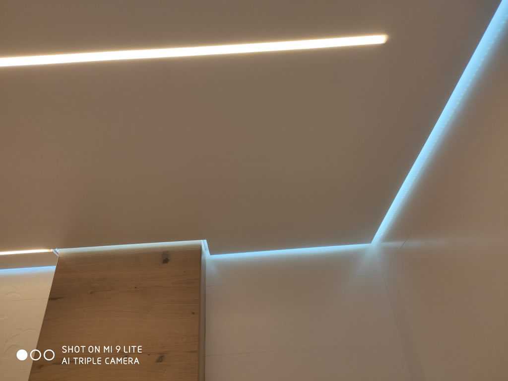 Светодиодная подсветка потолка – яркое решение для украшения потолочного пространства. Каковы варианты размещения светодиодов Как установить данную подсветку под плинтусом и можно ли встроить ее внутрь конструкции потолка
