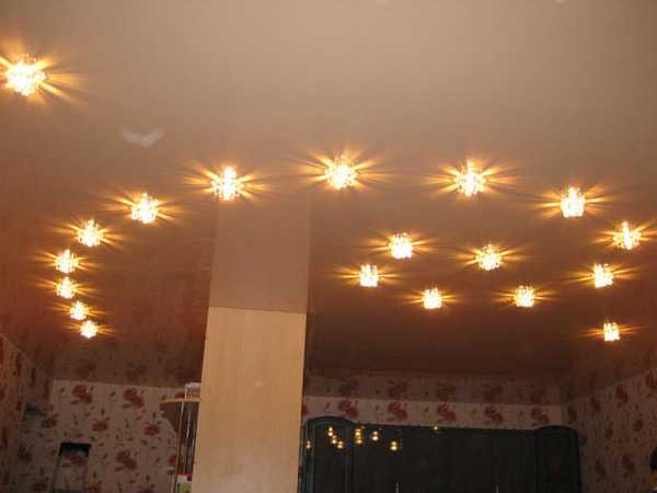Освещение в спальне (79 фото): сенсорные светильники для тумбочки, дизайн с натяжными потолками, идеи для маленькой комнаты