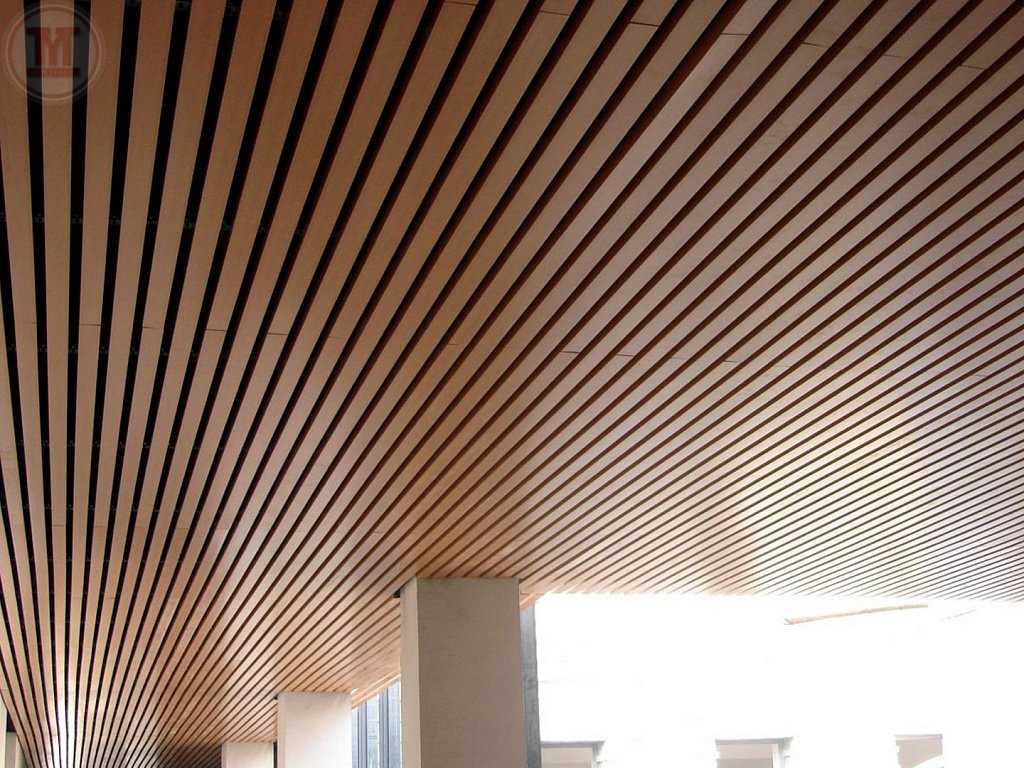 Преимущества, недостатки и виды конструкций деревянного реечного потолка. Как смотрится в интерьере подвесной потолок из планок дерева с промежутками Какие светильники лучше всего использовать с таким потолком