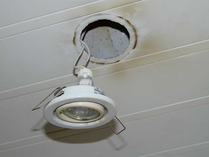 Как поменять лампу в светильнике на натяжном и подвесном потолке