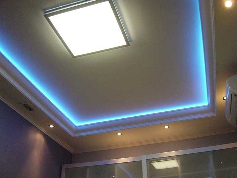Подсветка потолка светодиодной лентой под плинтусом – 30 фото