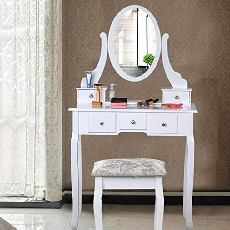 Белый туалетный столик (42 фото): маленький стол с ящиками в спальню в стиле прованс и угловая модель в глянце с оформлением под классику