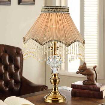 Настольные лампы для спальни (52 фото): красивые ночные модели с абажуром, прикроватные лампы в классическом стиле в современном интерьере, стильные хрустальные лампы