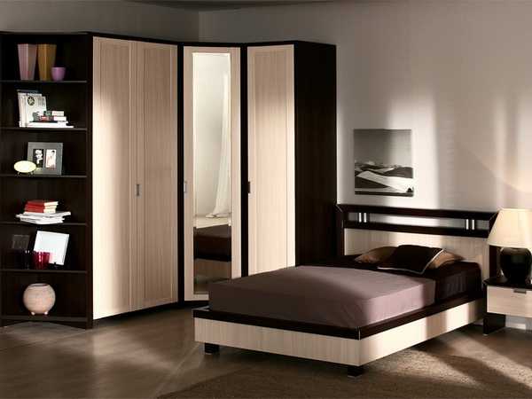 Спальня в стиле хай-тек (85 фото): дизайн интерьера комнаты, спальный гарнитур и другая мебель, люстра и шкаф для маленькой спальни