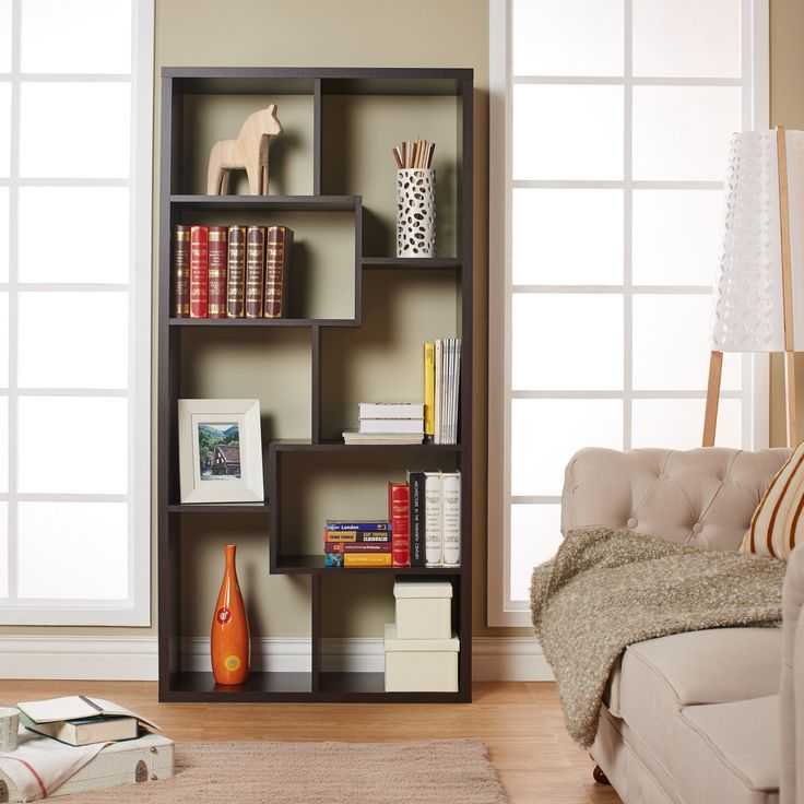 Книжный шкаф из массива дерева, основные характеристики моделей