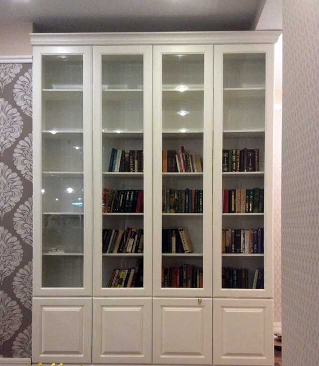 Книжный шкаф со стеклянными дверцами: выбор и дизайн
