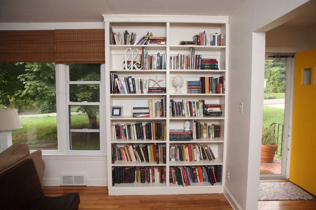 Книжные шкафы (68 фото): современные закрытые и открытые стеллажи для хранения книг дома