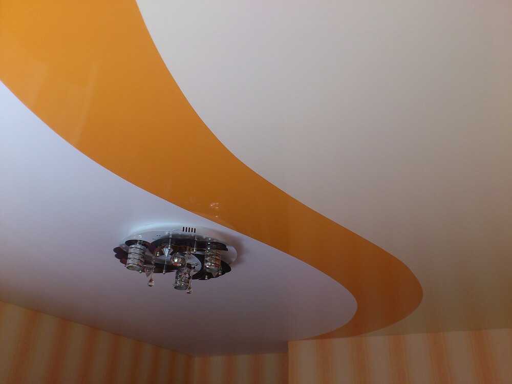 Одноуровневые натяжные потолки (42 фото): дизайн одноуровневых простых конструкций белого цвета