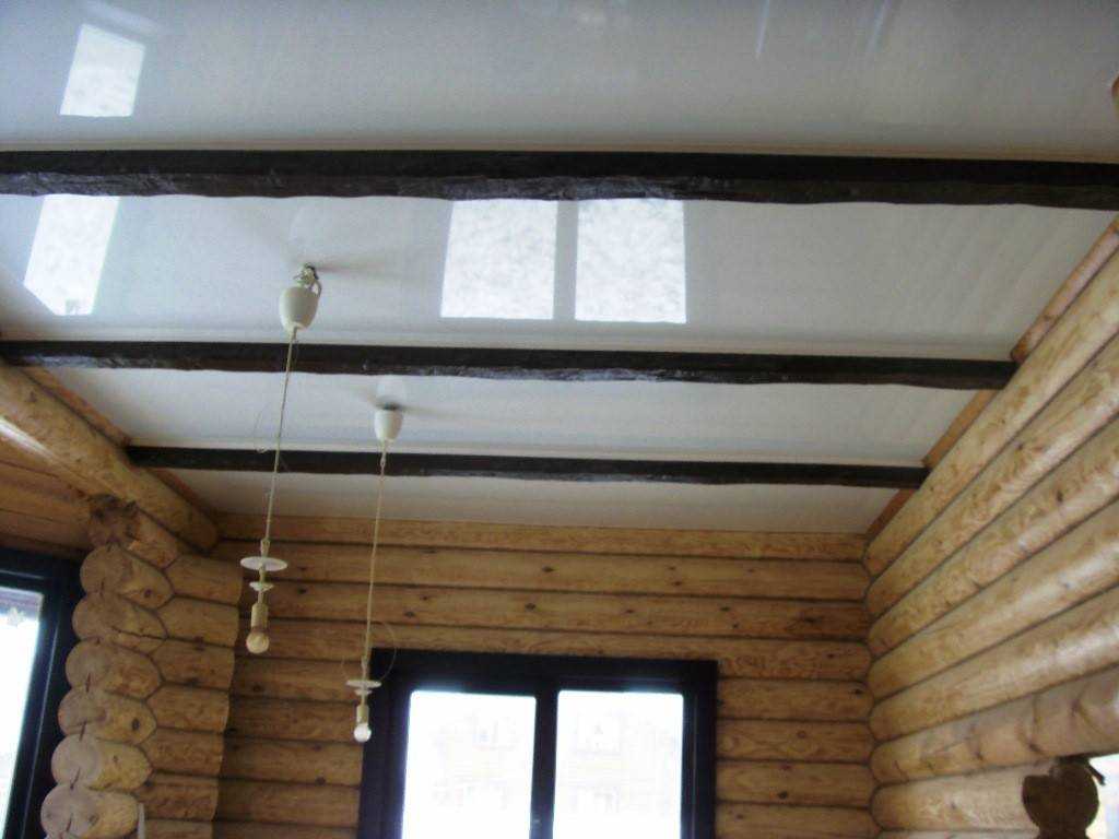 Натяжной потолок в деревянном доме вполне можно сделать. Он имеет как свои преимущества, так и недостатки. Все необходимо тщательно проанализировать. Какие преимущества натяжного потолка Какие недостатки натяжного потолка