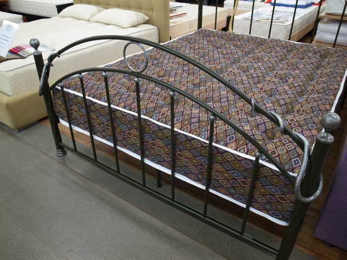 Металлические двухъярусные кровати (64 фото): железные модели для взрослых с ящиками и разборные с лестницей, «эконом» класса, отзывы