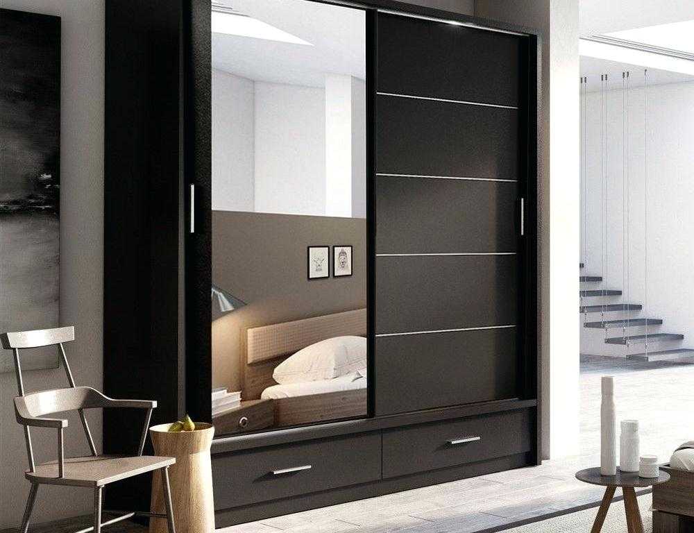 Шкафы с зеркалом (35 фото): черный зеркальный вариант в спальню, модели для одежды с зеркальными дверями, распашные и купе, за и против