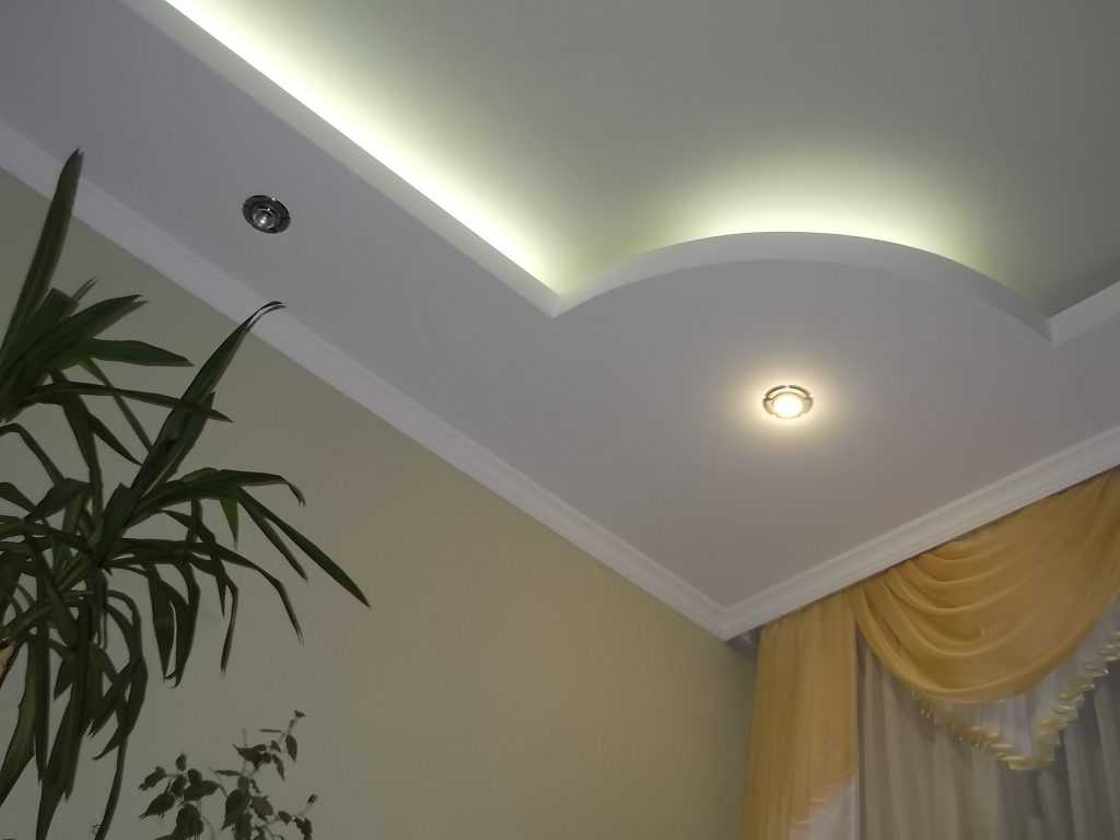 Двухуровневый потолок с подсветкой (53 фото): двухъярусные конструкции потолочных покрытий, варианты освещения скрытой светодиодной лентой