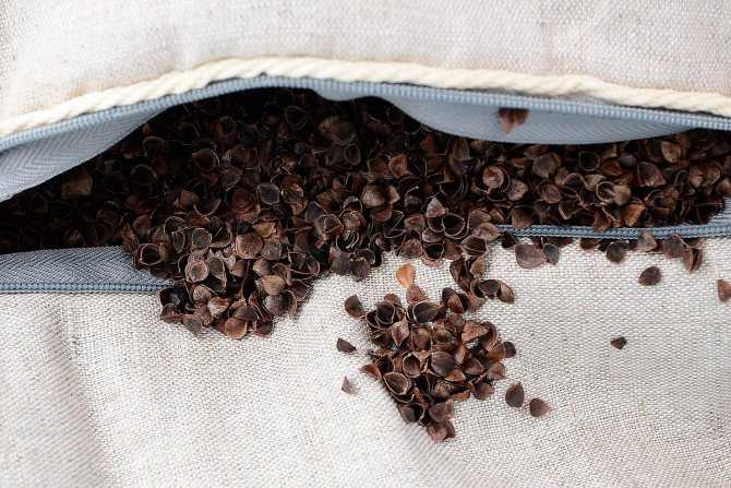 Чем полезны подушки из гречневой лузги и как за ними ухаживать