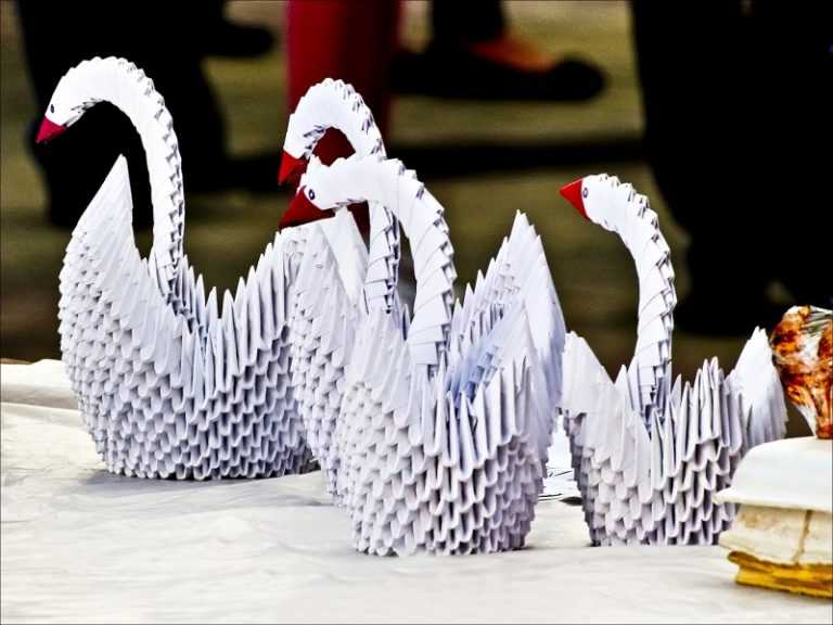 Лебедь из бумаги пошаговые. Маленький лебедь из модулей. Модульное оригами лебедь. Оригами лебедь из бумаги. Лебедь из модулей оригами пошаговая.