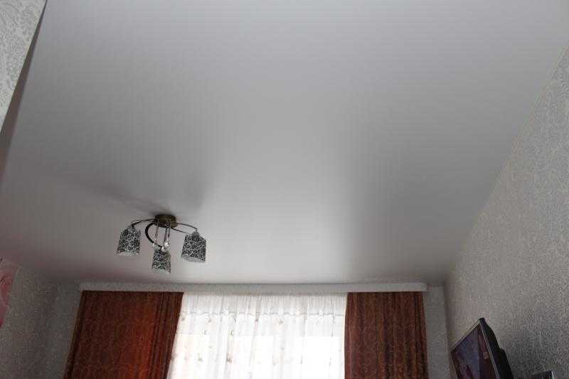 Что такое сатиновый натяжной потолок, как он выглядит, какой выбрать: матовый или глянцевый, подробное фото +видео