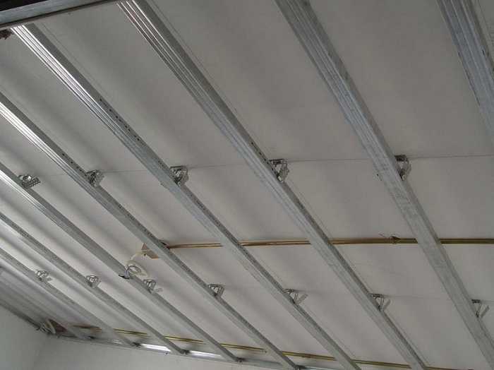 Подвесной потолок с двухуровневым каркасом
