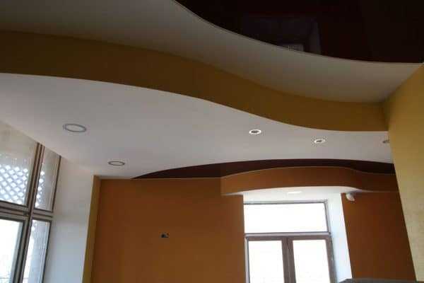 Коричневый натяжной потолок — цвета, оттенки и фото