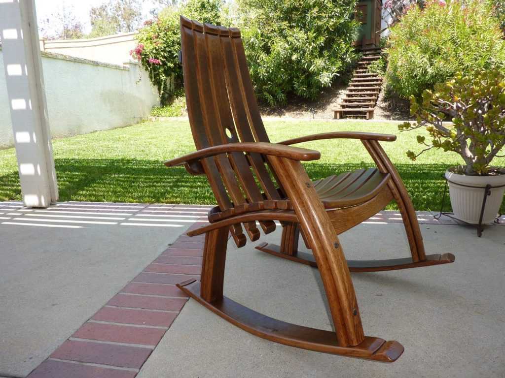 Кресло-качалка из дерева.