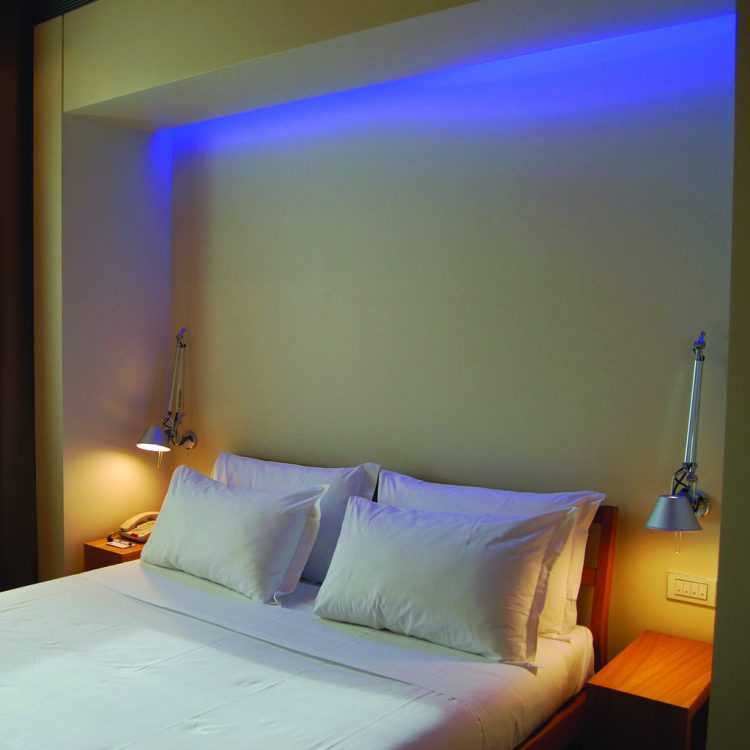 Бра в спальне над кроватью (54 фото): современные настенные светильники. на какой высоте их вешать? правильная установка подвесов