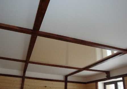 Натяжные потолки в деревянном доме фото: отзывы на даче зимой, на перекрытие плюсы и минусы, можно ли делать