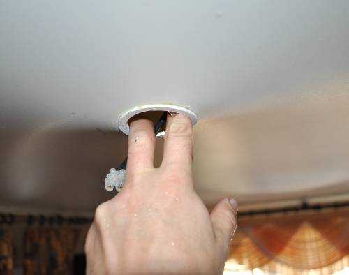 Как поменять лампочку в подвесном потолке в споте: видеоинструкция — remont-om
