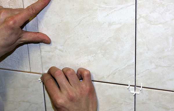 Как клеить плитку на стену: как правильно настенную керамическую и кафельную, профиль для укладки