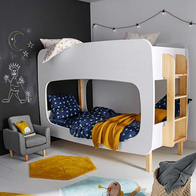 Двухъярусная кровать белого цвета в интерьере детской: двухэтажные модели с белым каркасом, лестницей и комодом