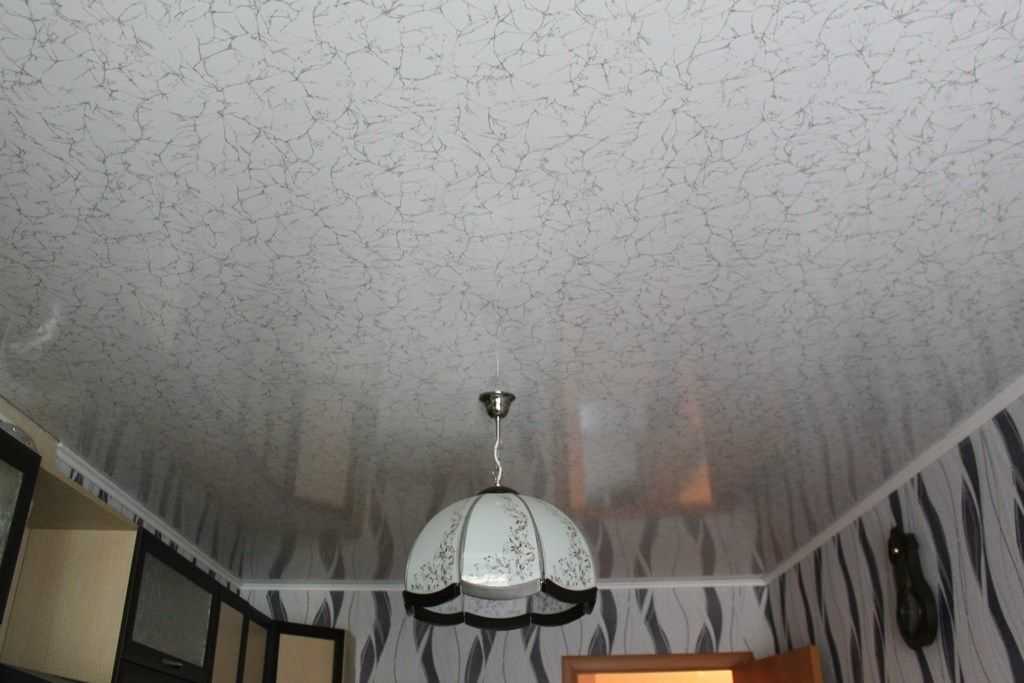 Белый глянцевый натяжной потолок (28 фото): конструкции с лампочками в интерьере