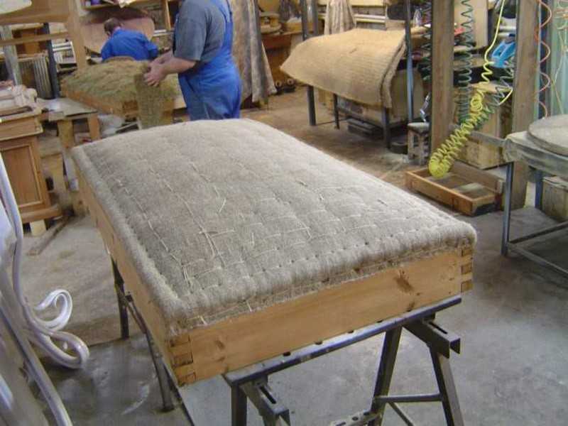 Перетяжка дивана тканью, выбор материала, практические работы (с видео)