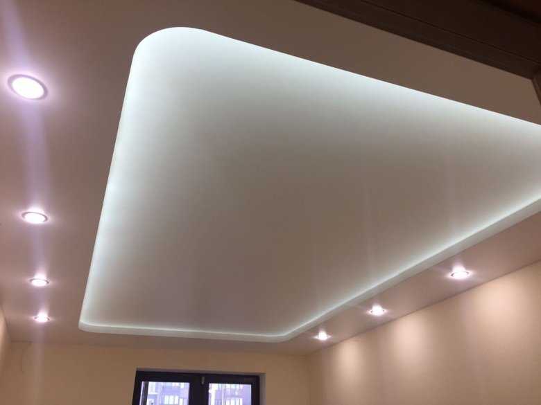 Двухуровневые натяжные потолки с подсветкой – популярный вариант для оформления комнат. Какими особенностями они обладают Каковы их плюсы и минусы Как подобрать дизайн для разных помещений