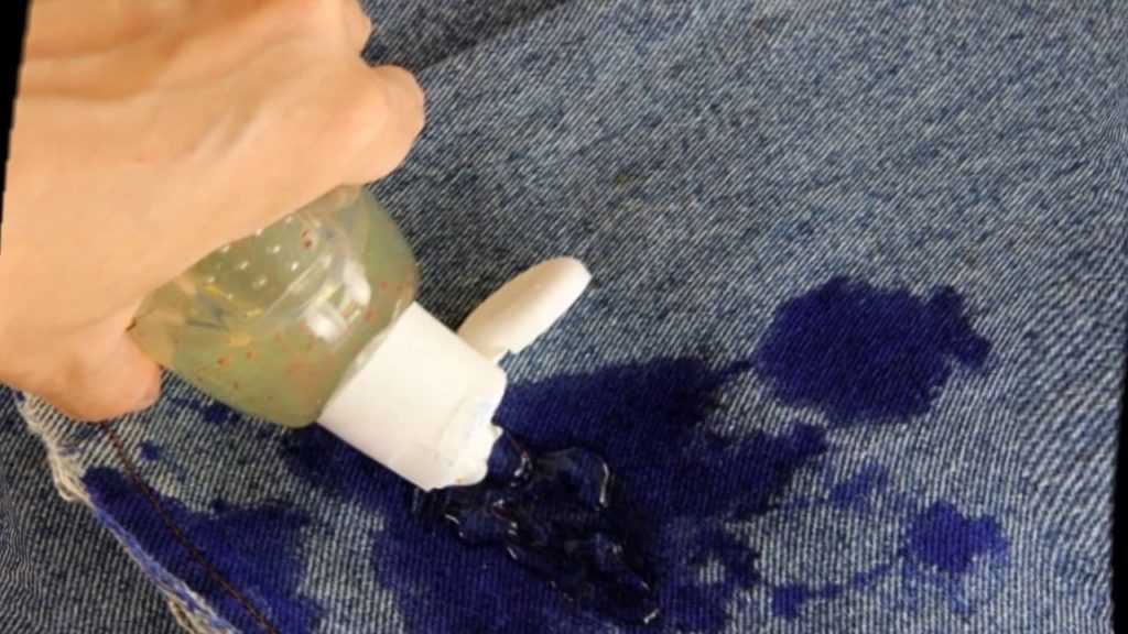 Как стереть ручку с обоев: как очистить без следа, варианты для флизелиновых, виниловых и других полотен