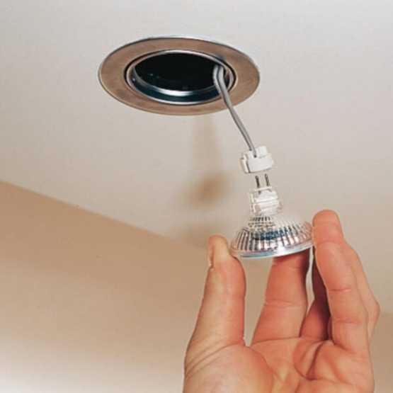 Как поменять лампочку в натяжном потолке? как менять светодиодную лампу, как снять плафон и как вставить лампочку