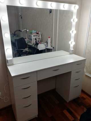 Столик для макияжа с зеркалом своими руками (50 фото): туалетный в современном стиле, размеры и оформление, освещение будуарного, трюмо для косметики в спальню