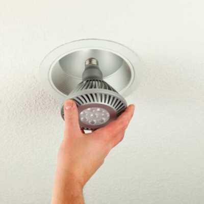 Как выкрутить лампочку из подвесного потолка? как безопасно поменять вышедшую из строя, как заменить галогеновую и как менять остальные виды современных лампочек