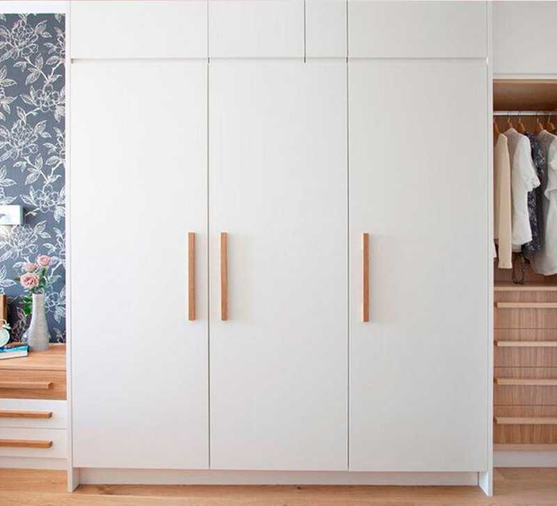 Распашной шкаф в спальню (18 фото): варианты мебели с распашными дверями