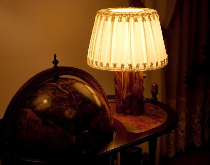 Настольные лампы с абажуром: как обновить зеленый абажур для спальни, модели в стиле классика, варианты из ткани