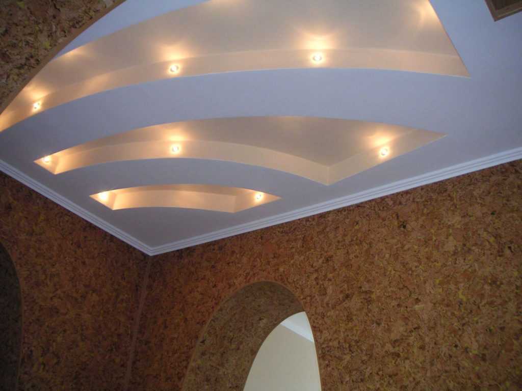 Двухуровневый потолок с подсветкой – необычное решение, подходящее для оформления любого интерьера. Как устроена двухуровневая конструкция с разными типами крепления осветительных приборов Какие виды ламп используют для подсветки