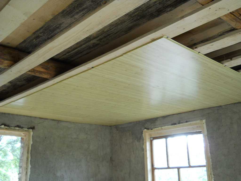 Чем подшить потолок по деревянным балкам: различные варианты