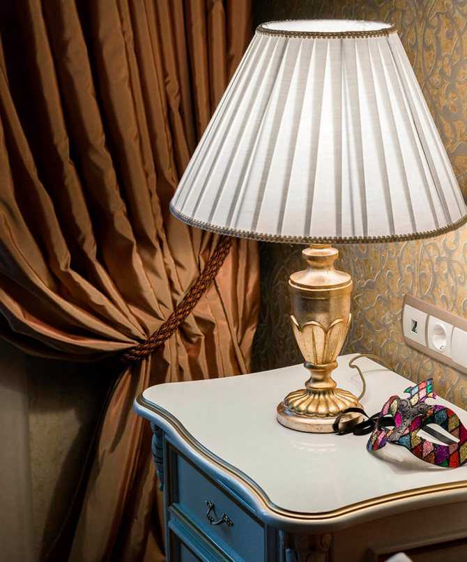 Светильник на прикроватную тумбочку в спальню (33 фото): современные и дизайнерские модели