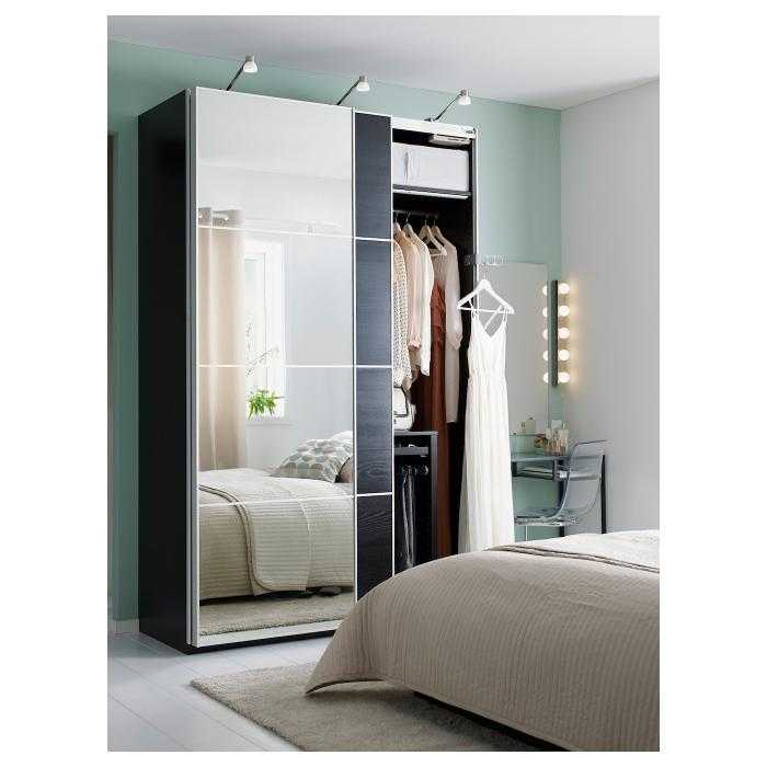 Шкафы с зеркалом (35 фото): черный зеркальный вариант в спальню, модели для одежды с зеркальными дверями, распашные и купе, за и против